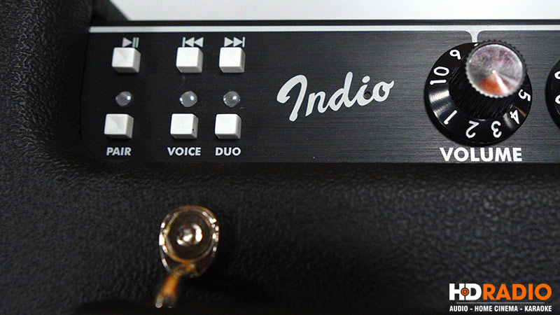 cận cảnh bảng điều khiển loa Fender Indio 2