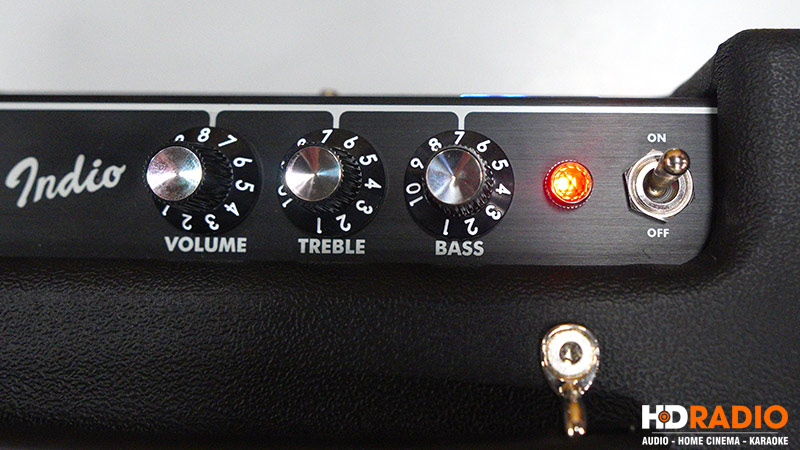 cận cảnh các nút tùy chỉnh âm thanh trên loa Fender Indio 2
