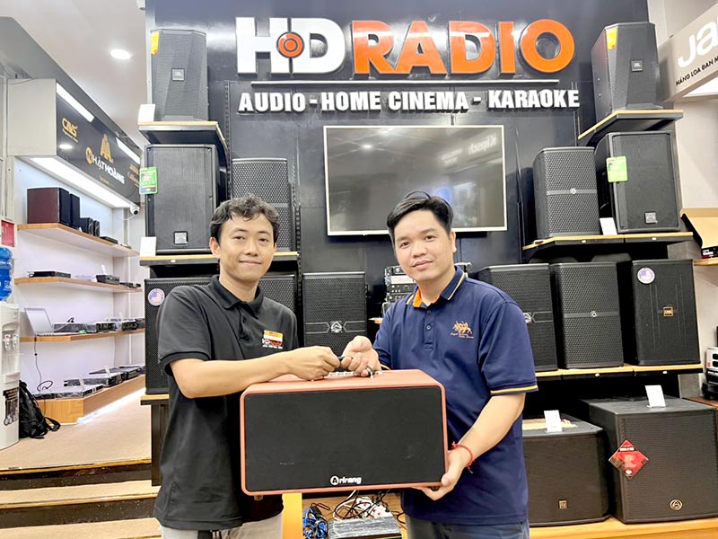 Khách hàng chọn mua loa kéo Arirang tại HDRADIO