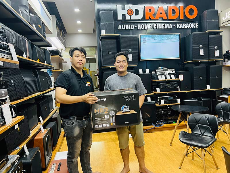 Khách hàng chọn mua loa kéo Arirang MB2 tại HDRADIO