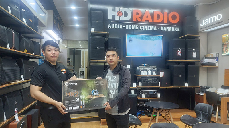 Khách hàng chọn mua loa kéo Arirang MB2 tại HDRADIO