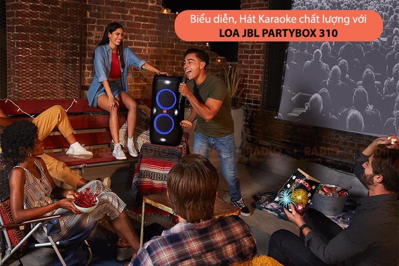hát karaoke trên loa JBL PartyBox 310